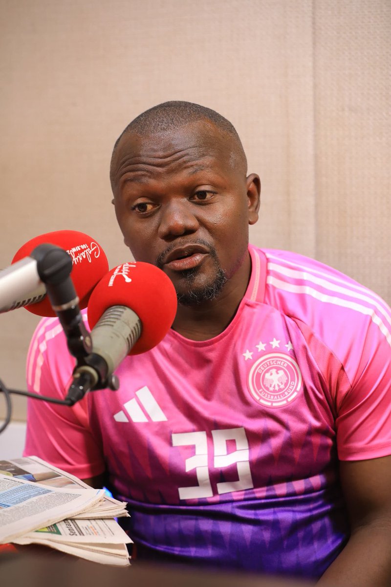 dennis_mayega's tweet photo. Tune in to #SquarePassMuNtabwe on @GalaxyFMUg with @dennis_mayega alongside @DenisBbosa1 as we discuss sports.
Don’t miss the rumors from your @UPL clubs as well as the foreign teams.
Be part of the show by sharing your views in the comment section.
#KagwirawoUpdates https://t.co/AyEdTliHCk
