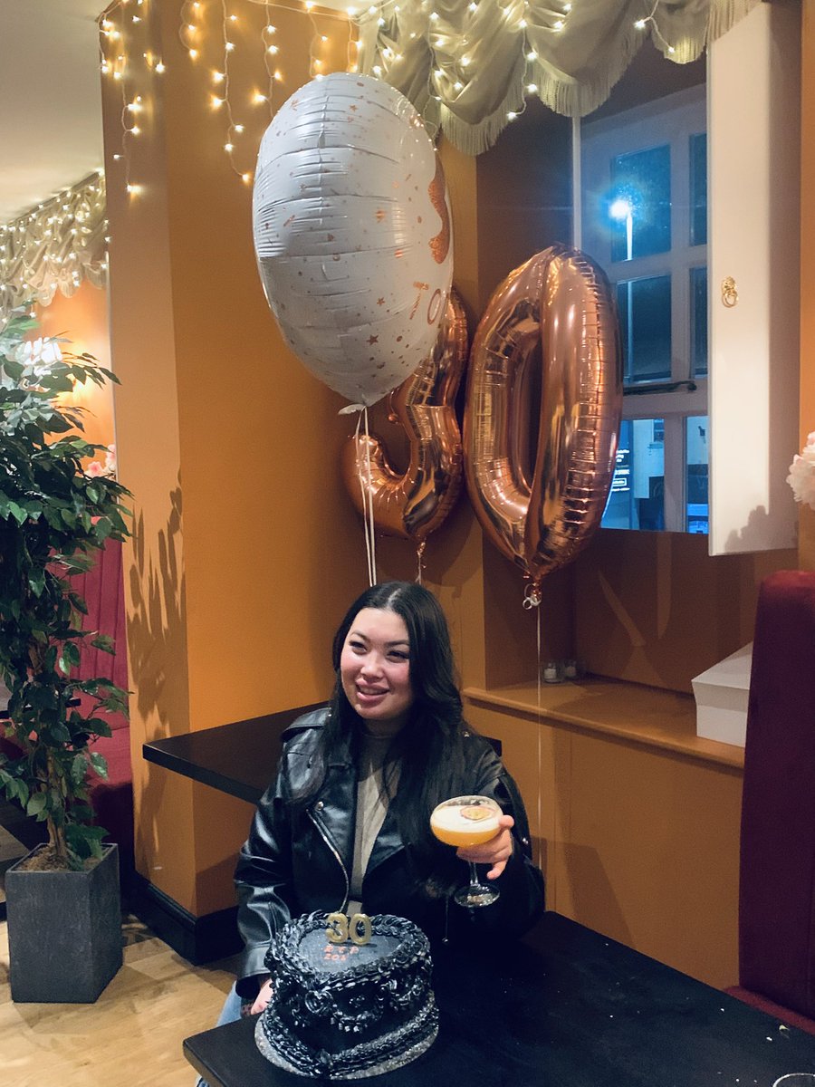 Back home to celebrate my 2nd daughter’s 30th Birthday! Yummy meal out with her friends and family 🥳
