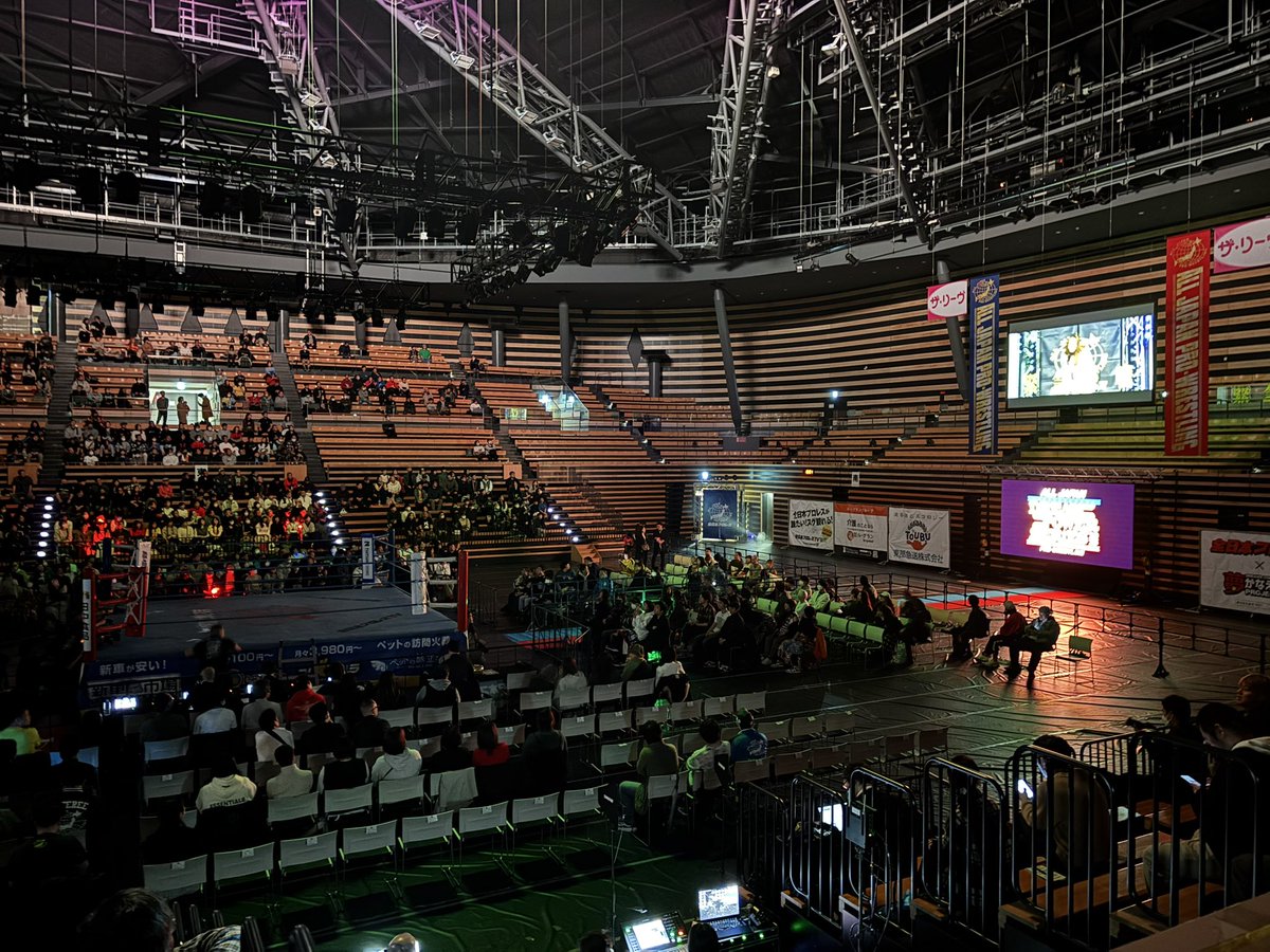 Rina96152309's tweet photo. 大田区総合体育館
待ちに待った宮原健斗選手が三冠を取る時がきた！ベルトを巻く瞬間が見れる👀
2大会ぶりの試合観戦だから楽しもう❤️#ajpw #ゼンニチ開花宣言 https://t.co/1usDGFUPIu
