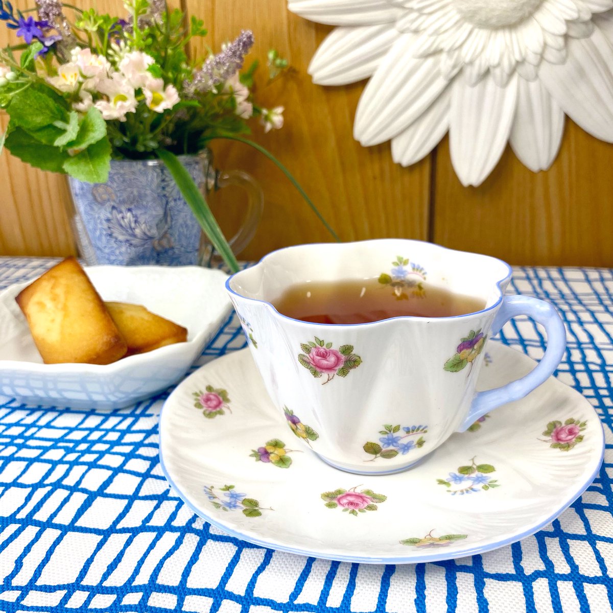 今日は雨で残念だけど、ティータイムだけは春の気分で‼️
春と言ったら、シェリーのこのカップかなー☕️