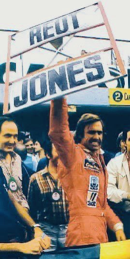 Is this the best ever #F1 victory photo? #OnThisDay in ’81 Carlos Reutemann won the #BrazilGP after Williams had instructed him via a ‘JONES REUT’ pit board to let team-mate Alan Jones pass &amp; win. Carlos refused, won, &amp; paraded his own pit board in Argentina the next day (pic).