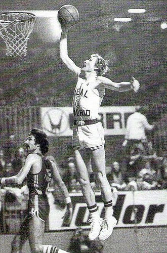 #HalaMadrid

La #PALIZA de #TalDíaComoHoy en 1972

27 puntos al @movistarESTU MONTEVERDE (93 - 66) en partido de FASE PREVIA de COPA DEL GENERALISIMO

Máximos anotadores:

W. BRABENDER: 29 puntos
R. RULLÁN: 19 puntos
V. PANIAGUA: 12 puntos
C. LUYK: 10 puntos
J.R. RAMOS: 8 puntos