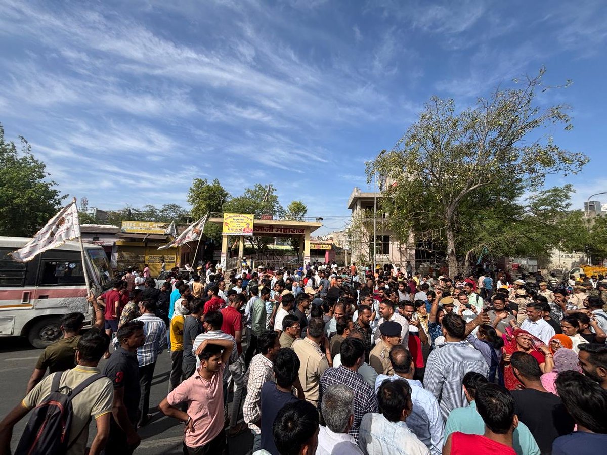 JATbera1's tweet photo. जयपुर के प्रताप नगर में लोक देवता श्री वीर तेजाजी महाराज की मूर्ति असामाजिक तत्वों द्वारा तोड़ने की घटना अत्यंत निंदनीय है।

ऐसी हरकत जन-आस्था के साथ खिलवाड़ तो है ही, साथ ही लाखों-करोड़ों लोगों की आस्था सत्यवादी वीर तेजाजी में है इसलिए इस तरीके की घिनौनी हरकत बर्दाश्त करने योग्य नही�� है। 

सरकार इस पर तुरंत संज्ञान लेकर दोषियों पर जल्द से जल्द कड़ी कार्यवाही कर उन्हें गिरफ्तार करें और धार्मिक स्थलों पर सुरक्षा के पुख्ता इंतजाम करे।🙏🙏