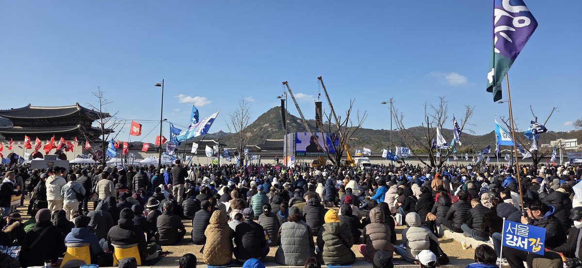 윤석열을 즉각 파면하라! 오늘도 광화문은 완강하다.