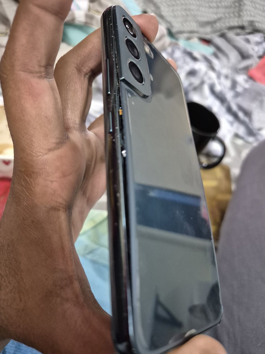 kapoorishita's tweet photo. @SamsungIndia @SamsungMobile – I need your immediate attention. My Samsung phone’s battery has swollen dangerously. It feels like it could blast any moment. This is a serious safety hazard. Please read this thread. (1/10) https://t.co/q6XxhnZ1zJ
