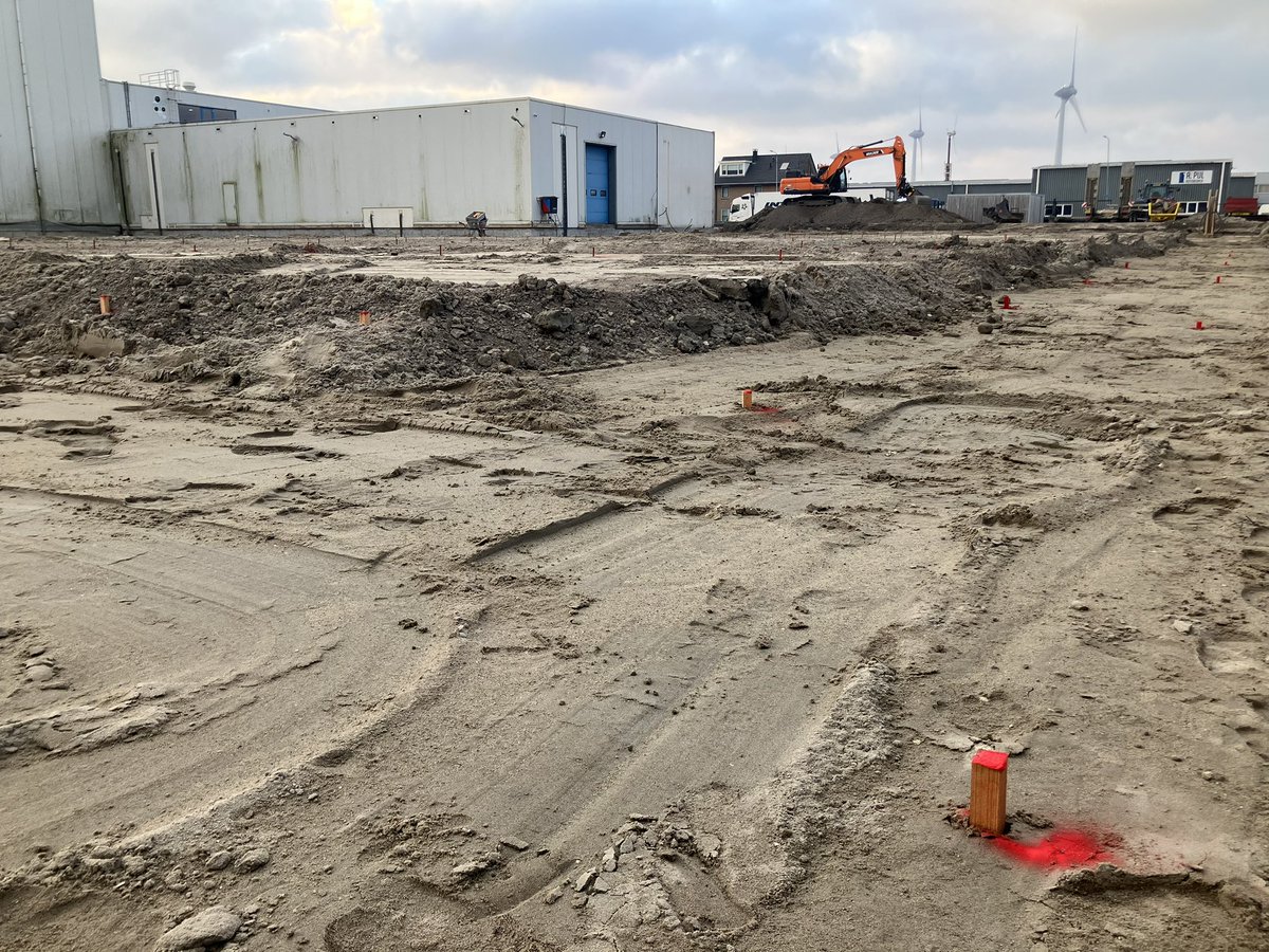 CHKBouwBV's tweet photo. Deze week de palen uitgezet voor de uitbreiding van @JansenTransport en gelijk gestart met het heiwerk van de 700+ stuks palen. #wezijnlos #hetbeginiser https://t.co/PSt7DzigIF