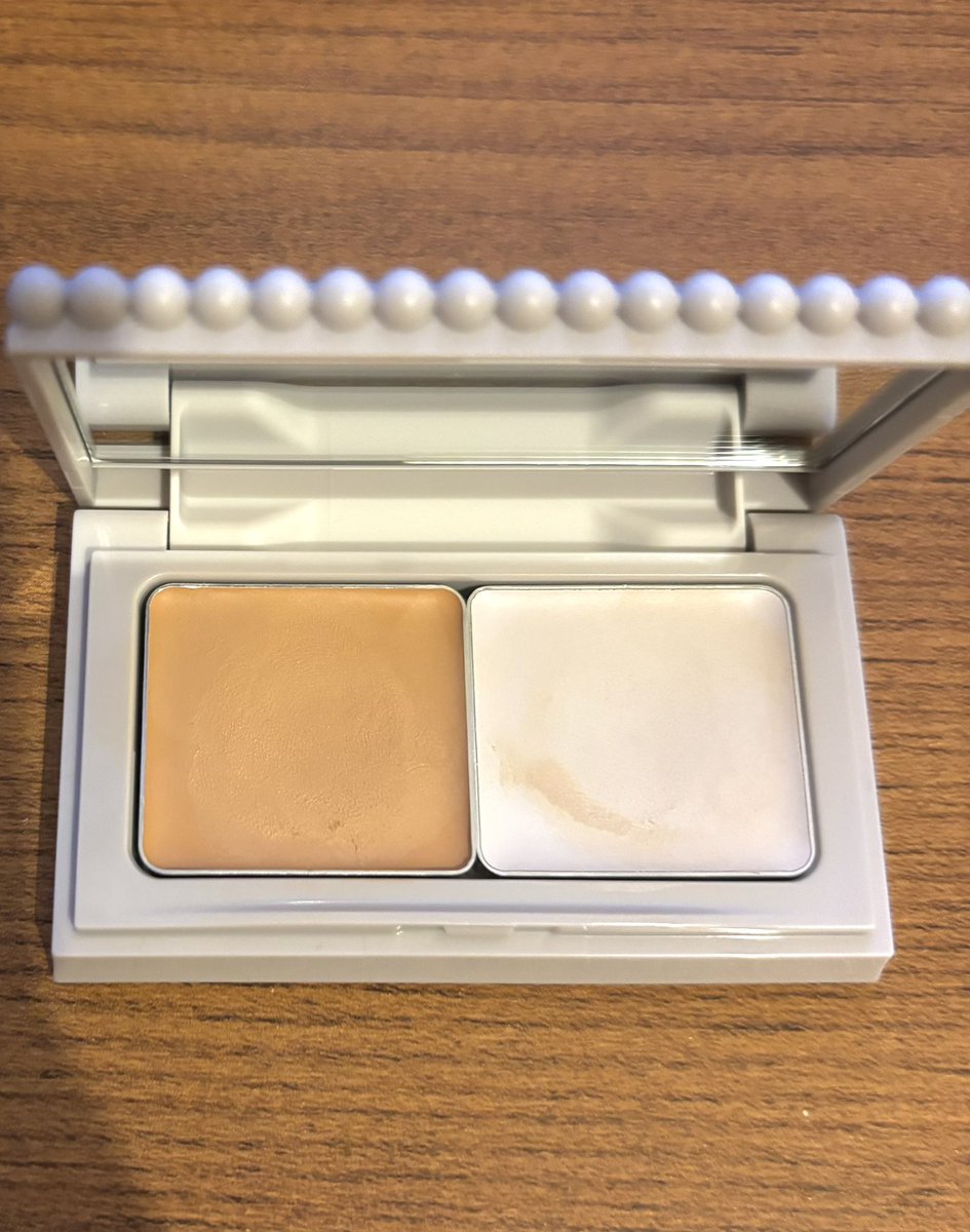 これが何故バズらないのかが不思議なくらい。
塗ったらピタッと密着して崩れない最強コンシーラーだと思ってる。
左のベージュを仕込み、右の白のパウダーで飛ばす。
パウダーでもなくクリームでもないような初めて使う感じの質感。
とにかく肌にくっつく。
画像使用感あってすみません😭
 #薄肌共有