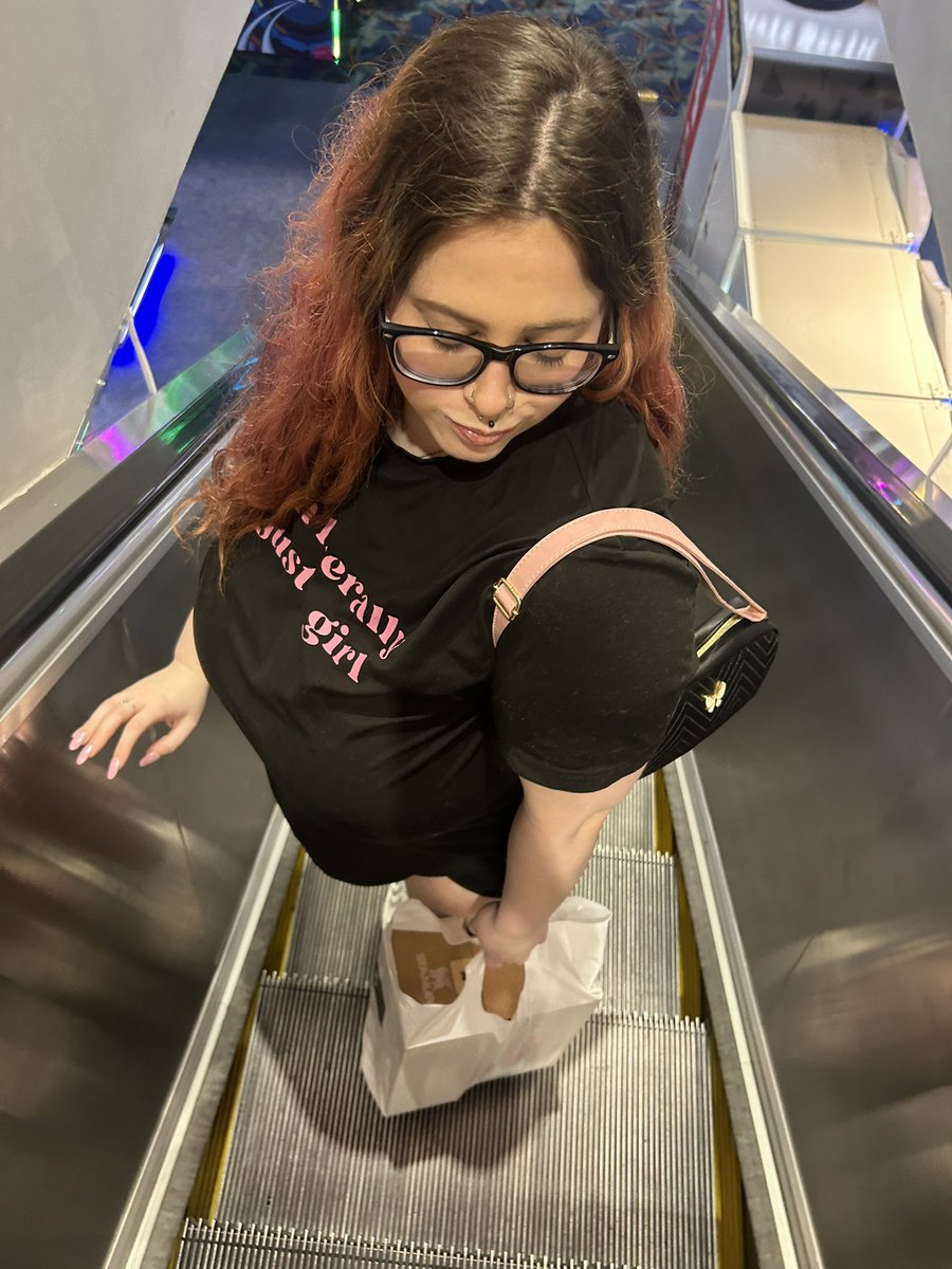 i deserve emptying you’re wallets at the mall so dm me piggies 😍😍💳