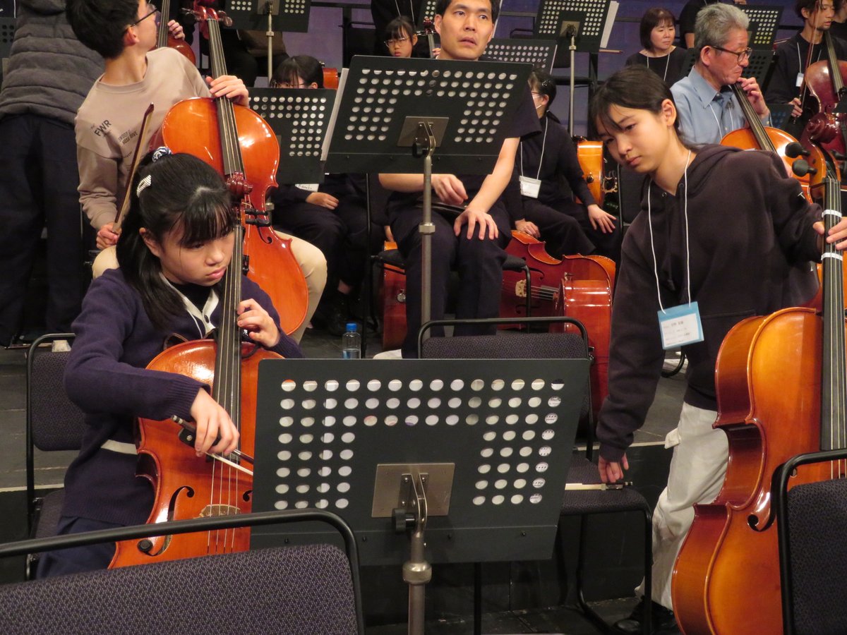 FENICE_SACAY's tweet photo. |100チェロ DAY2|

リハーサル２日目。
初日はどこかまだ遠慮がちでしたが、クリエイションを重ねることで出演者同士のコミュニケーションが活発になってきました。

夜まで続きます！

#100cellos
#フェニーチェ堺100チェロ https://t.co/4rKQtfe3FF