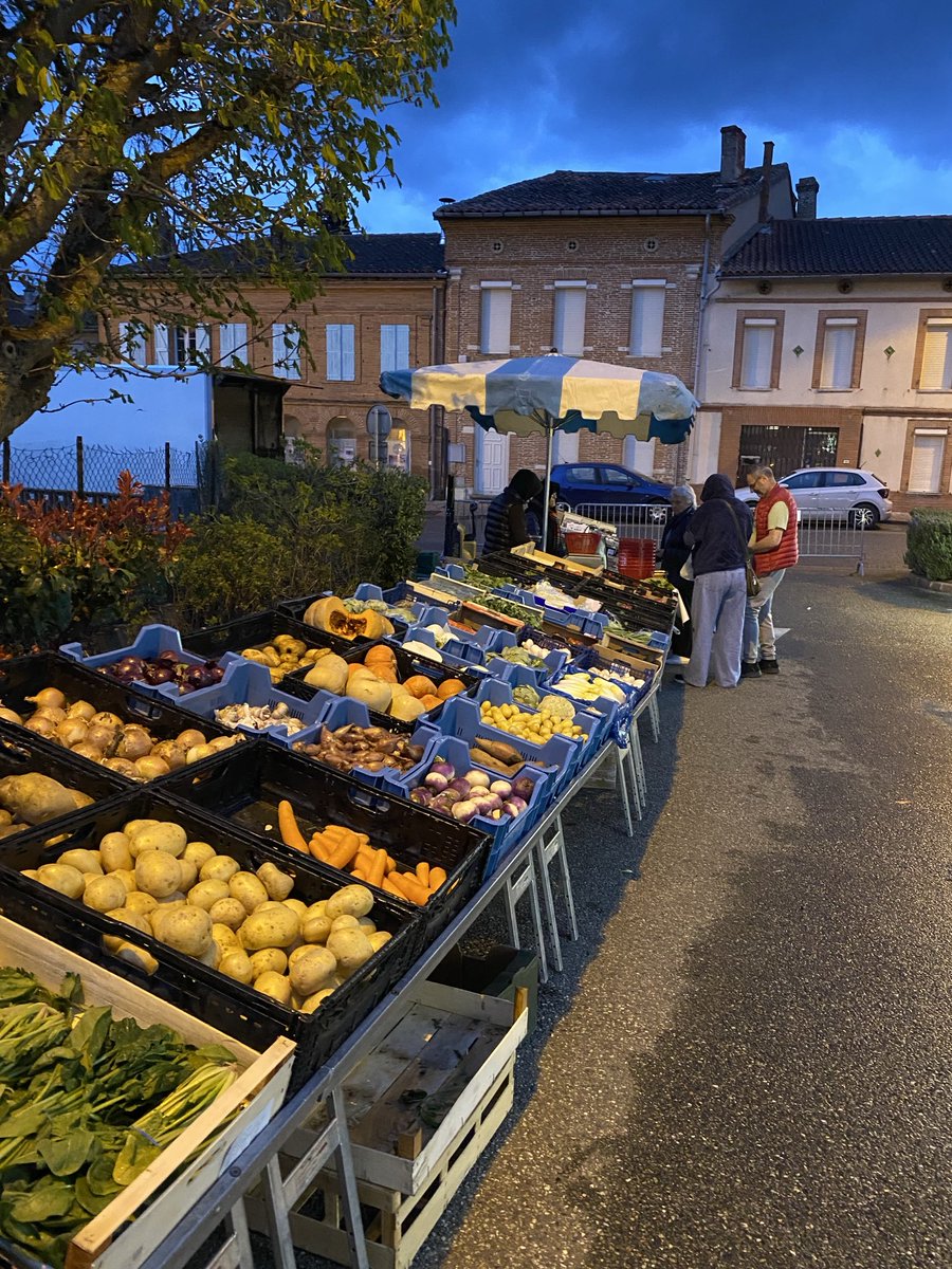 Magnifique moment de convivialité hier pour notre 1 er marché! Nous étions nombreux et ravis de le découvrir. Inauguré par le conseil municipal des jeunes .  ! Un grand merci aux Labastidoises  et Labastidois d'avoir su libérer l'espace pour permettre l'installation .