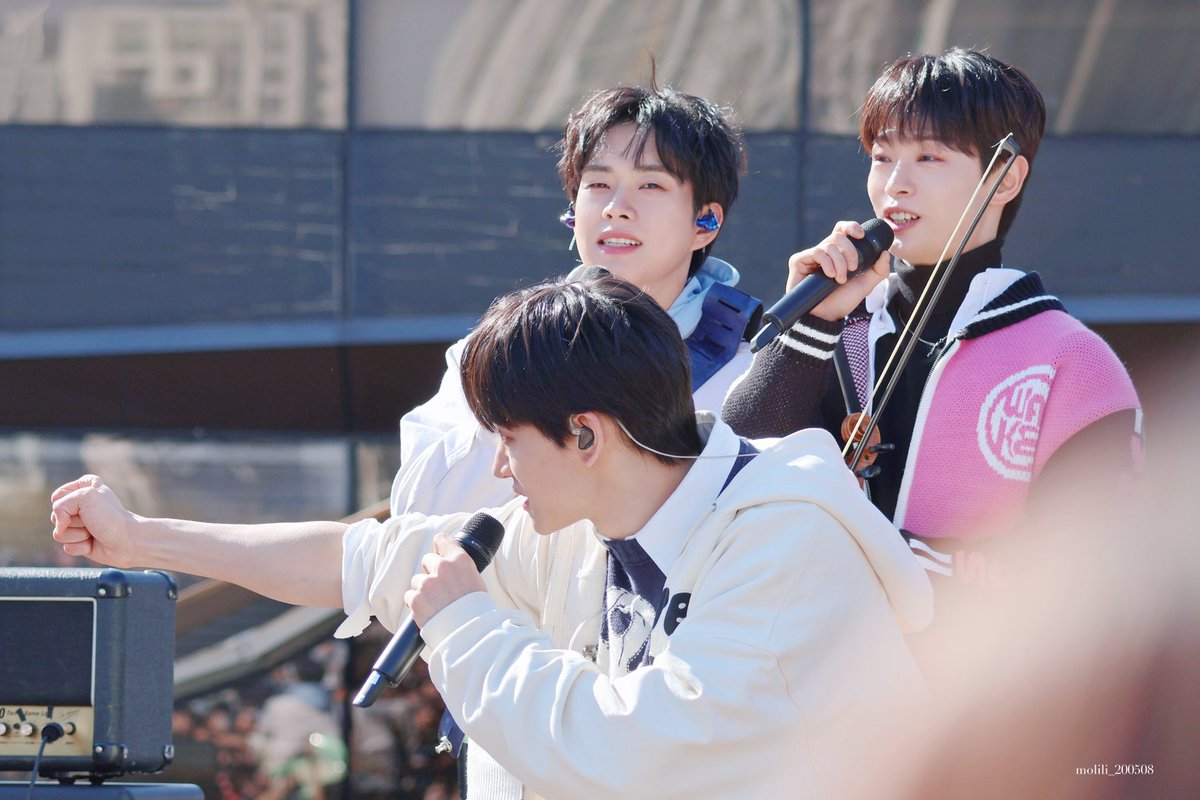 molili_200508's tweet photo. 250329 와장창깜짝버스킹 #신예찬 #최상엽 #조원상

원상이는바부야아ㅠ😚 https://t.co/p6Rfg2sQl3