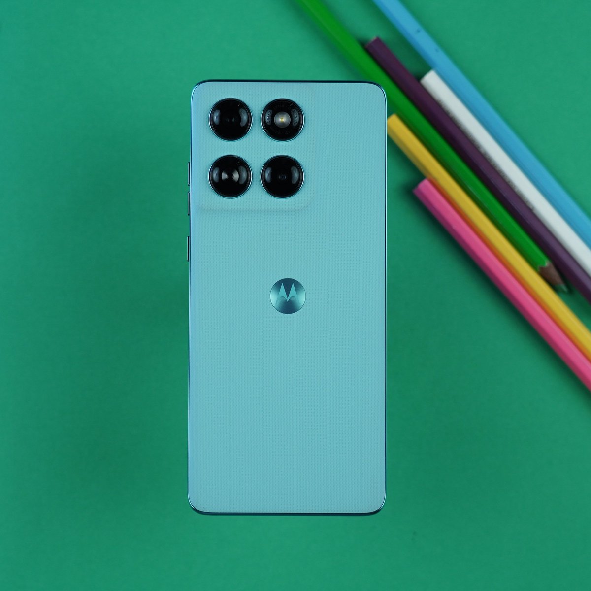 91mobiles's tweet image. Here&apos;s a closer look at the Motorola Edge 60 Fusion. It&apos;s launching in India on April 2nd.

What do you think of its design?