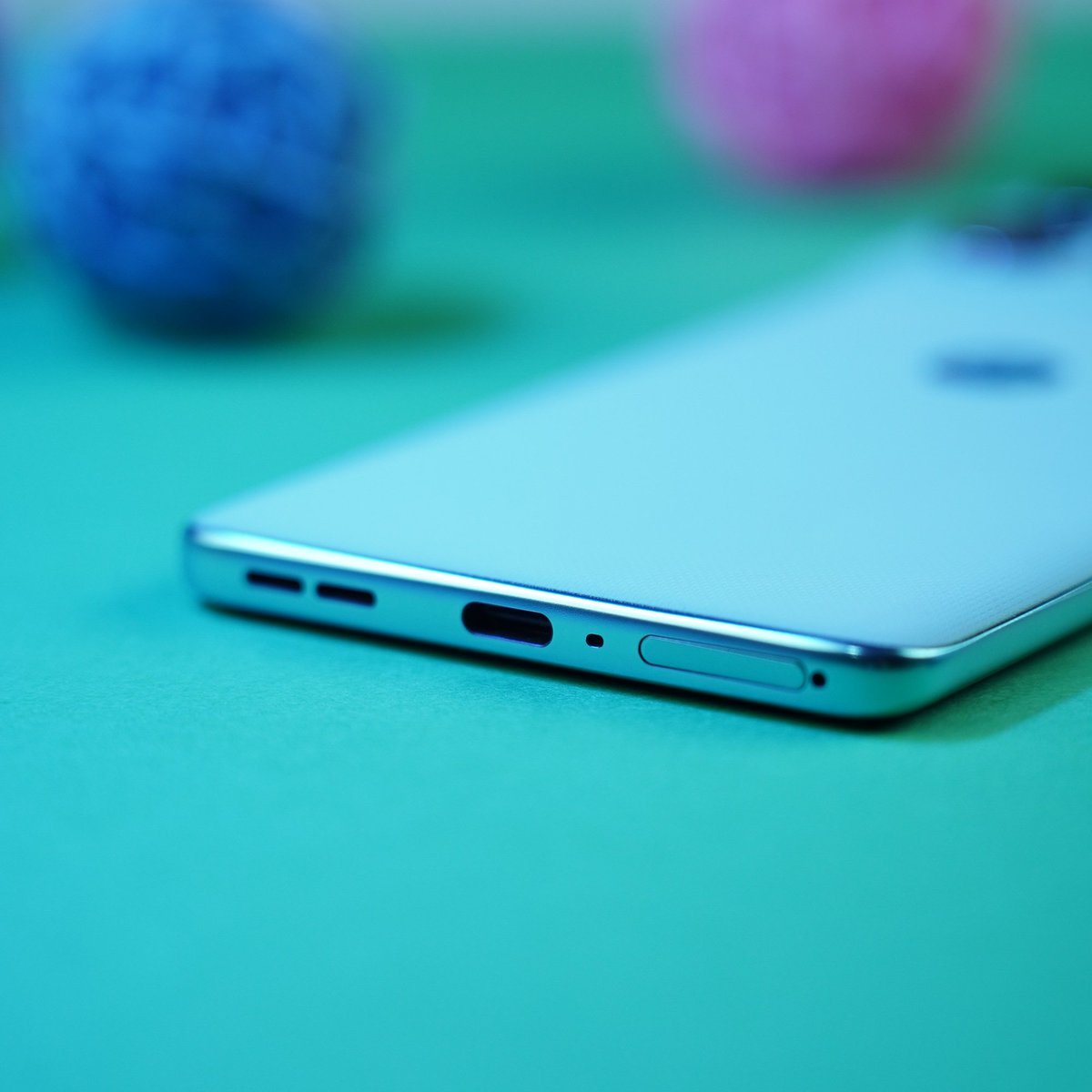 91mobiles's tweet image. Here&apos;s a closer look at the Motorola Edge 60 Fusion. It&apos;s launching in India on April 2nd.

What do you think of its design?