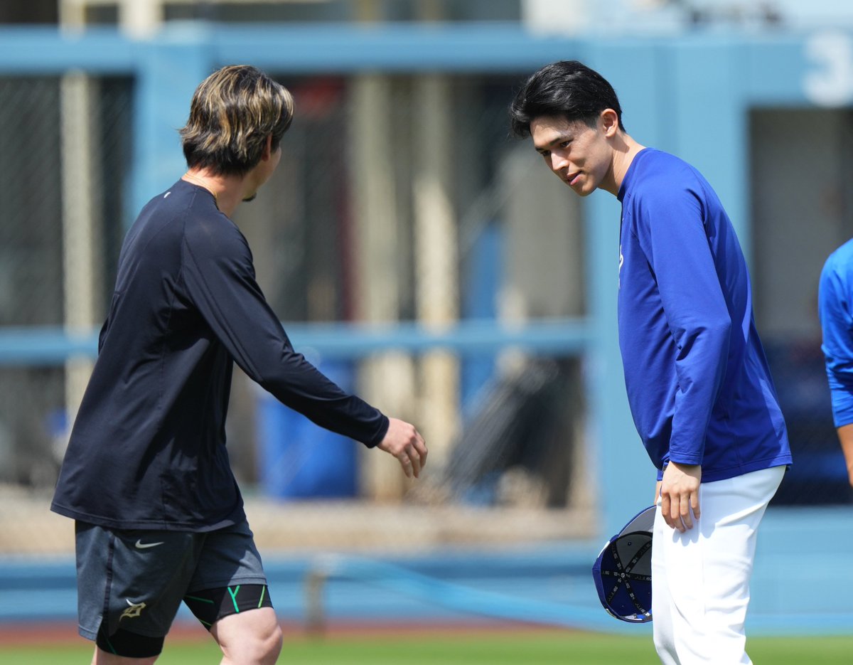 kanbin_photo's tweet photo. ドジャース対タイガース　試合前、タイガース前田健太にあいさつする、記念写真に納まるドジャース佐々木朗希（撮影・菅敏）＃ドジャース ＃佐々木朗希 ＃dodgers ＃rokisasakii ＃mlb ＃日刊スポーツ ＃写真映像部 ＃カンビン https://t.co/XUrx4ghsOS
