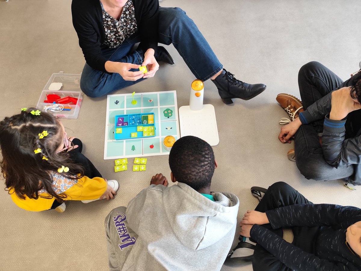 EcolEdithPiaf43's tweet image. 💡 Initier les élèves de GS-CP à la programmation, c&apos;est possible ! Avec #Beebot et #Matatalab, ils explorent la logique, la spatialisation et le codage de façon ludique. 🚀✨
Merci à Karine, CPC, pour son intervention 🤖
 #Éducation #Programmation #Cycle1
@acclermont
@DSDEN_43