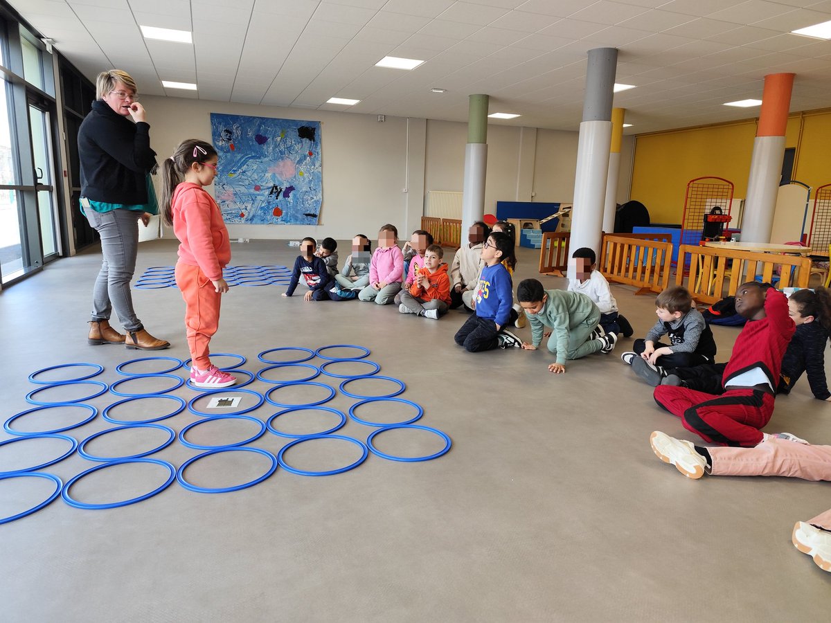 EcolEdithPiaf43's tweet image. 💡 Initier les élèves de GS-CP à la programmation, c&apos;est possible ! Avec #Beebot et #Matatalab, ils explorent la logique, la spatialisation et le codage de façon ludique. 🚀✨
Merci à Karine, CPC, pour son intervention 🤖
 #Éducation #Programmation #Cycle1
@acclermont
@DSDEN_43