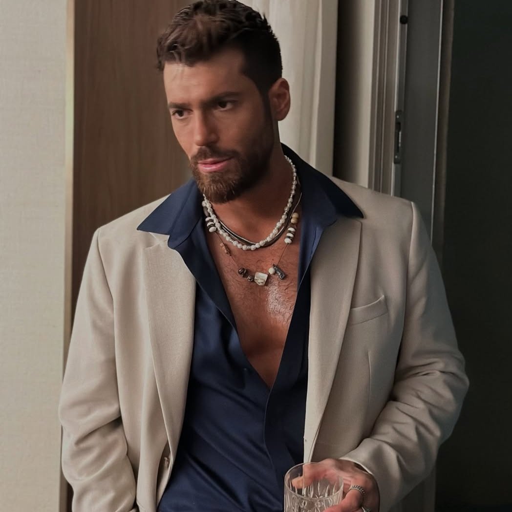 Tu hai questo potere di trasformare il buoi in luce abbagliante. Le paure in possibilità, i confini in orizzonti perché sei unico. #CanYaman 👑
#ElTurco ⚔️
Buongiorno e buon fine settimana a tutte ❤️ 😘