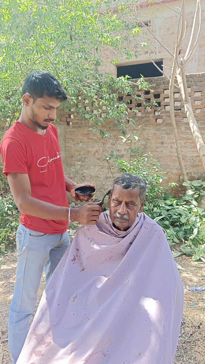 BhartiHaque's tweet photo. #haircut
Open air Salon under a big tree!!!
मुझे Personally पेड़ के नीचे खुली हवा में Hair cut लेने में आंनद व सुकून मिलता है।
#FeelingRelaxed https://t.co/pUSUGK6AOc
