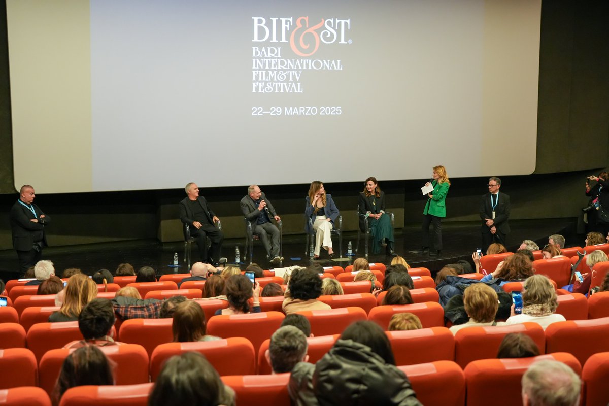 “Oggi c’è bisogno di Incanto”.
Una sala gremita ha accolto ieri il regista Pier Paolo Paganelli e i protagonisti Vittoria Puccini, Giorgio Panariello e Mia Benedetta di “Incanto".
Una fiaba sull'importanza dell'immaginazione e sulla gentilezza.
#bifest #Bifest2025
