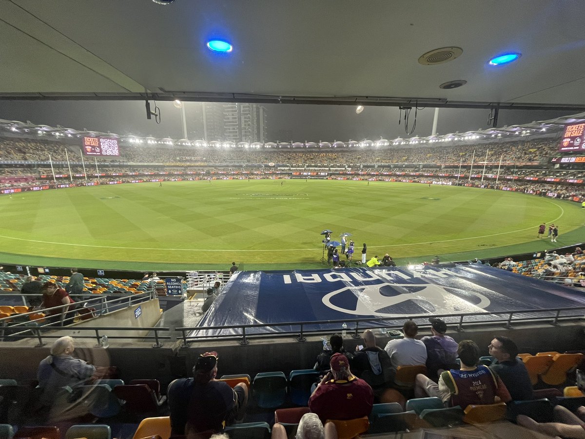 Commentary box windows squeegeed and covers removed from the centre wicket! 

Ready to go at a wet, warm and humid Gabba for #AFLLionsCats on <a href="/AFLNation/">AFL Nation</a>.