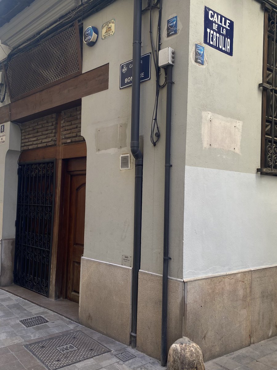 beatrizjimenezj's tweet photo. El Ventorro ha acabat s’ha llevat el nom de la façana. Per molt que esborren no oblidarem que Mazón estava en un dels seus reservats bevent vi mentres el poble s’ofegava. https://t.co/DFSv0tAyHR