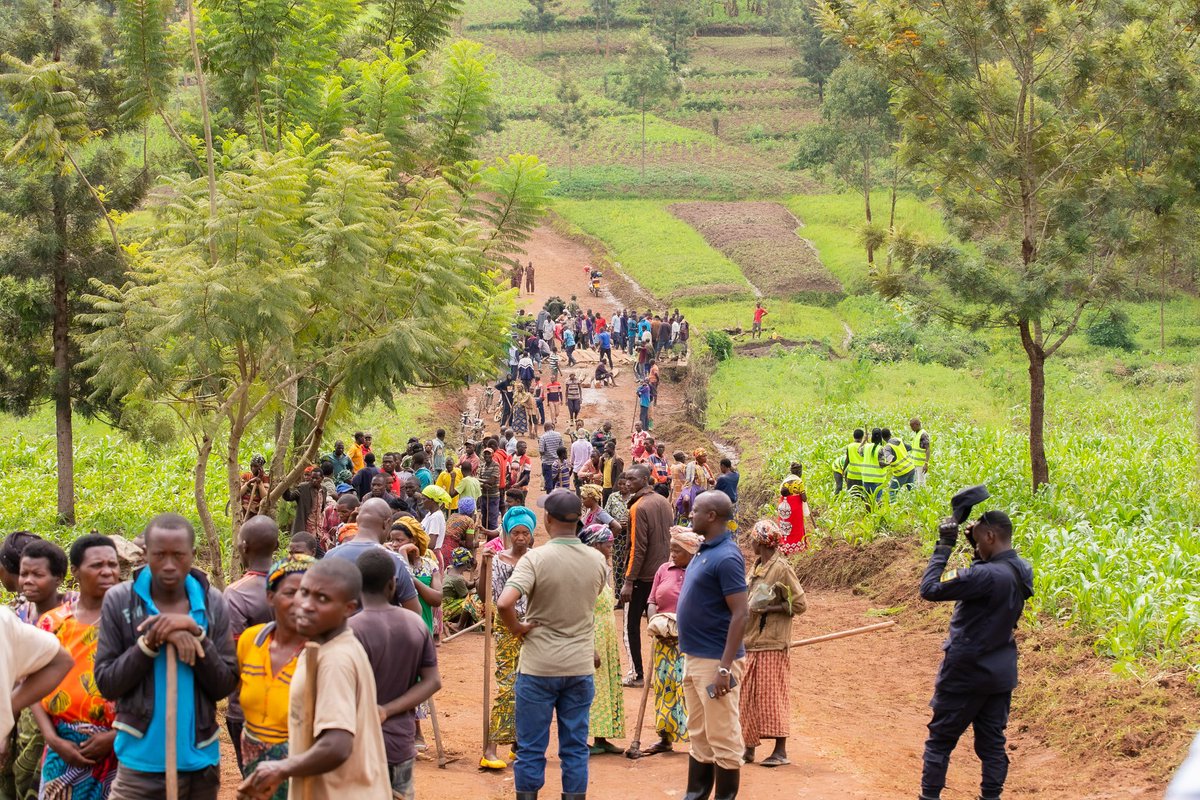 Ministry of Agriculture & Animal Resources |Rwanda (@rwandaagri) on Twitter photo Uyu munsi, Minisitiri <a href="/mcbagabe/">Mark Cyubahiro Bagabe, PhD</a> yifatanyije nâabaturage bo mu Murenge wa Gatunda mu Karere ka Nyagatare mu muganda rusange usoza ukwezi. Hatewe ibiti byâimbuto ziribwa bivangwa nâimyaka, hanasanwa ibikorwa remezo birimo ikiraro gihuza utugari twa Nyarurema na Cyagaju. Uyu munsi, Minisitiri <a href="/mcbagabe/">Mark Cyubahiro Bagabe, PhD</a> yifatanyije nâabaturage bo mu Murenge wa Gatunda mu Karere ka Nyagatare mu muganda rusange usoza ukwezi. Hatewe ibiti byâimbuto ziribwa bivangwa nâimyaka, hanasanwa ibikorwa remezo birimo ikiraro gihuza utugari twa Nyarurema na Cyagaju.