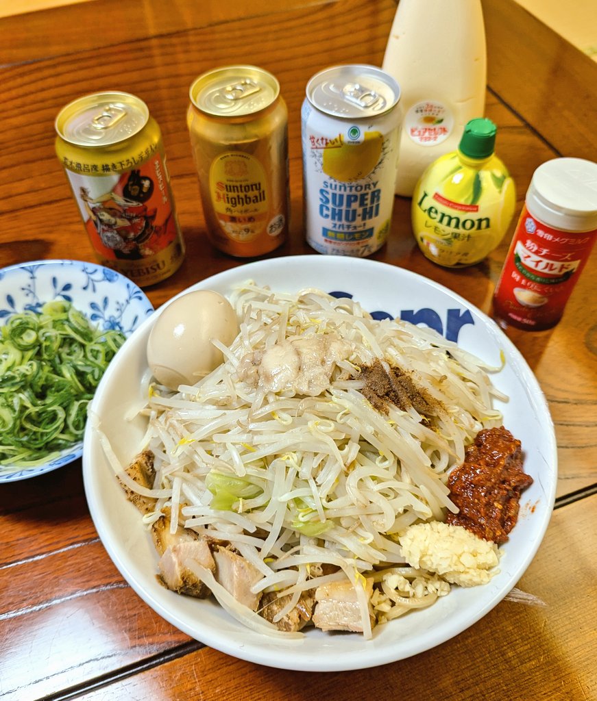 menkatanorimasi's tweet image. 今夜はお家で【麺屋春馬】🏡🍜

REDが無性に食べたかったけどまさかの売り切れ〜😭

て事で“汁なし”に九条＆辛味噌🌶️

金子どんぶり持ち込みで味玉アザス！

家だとガンガン味変して楽しめんのが良き😙👍

特にマヨはヤバいぜ、旦那🐣🍻

#麺屋春馬　#TAKEOUT　#晩酌
#ラーメン金子　#陶美苑