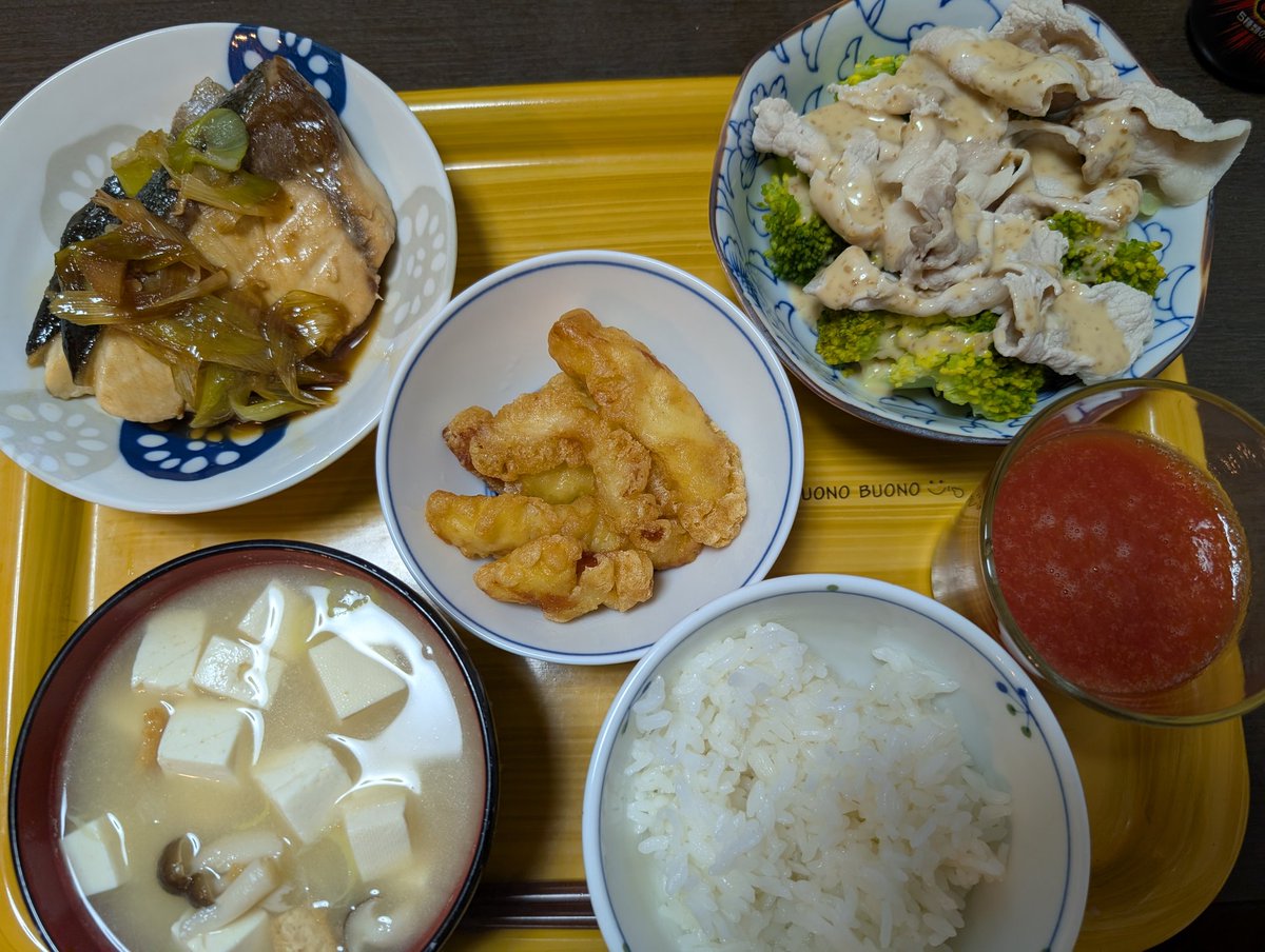 hemo_syun's tweet image. 晩🍚
みかんぶりの照り 大好き😋
知ってますか？🤔
みかんで養殖したぶりは
ほんのり柑橘系の味が
するんだよ🤤👍
美味しそう😊
作ってくれてありがとう🙇
いただきマンモス🦣🙏
今日は #前田睦夫 記者が
当てまくり🎯
えっ？私や #加藤慎平 さんの車券は
今日は前橋では
販売してなかったよ😫💦