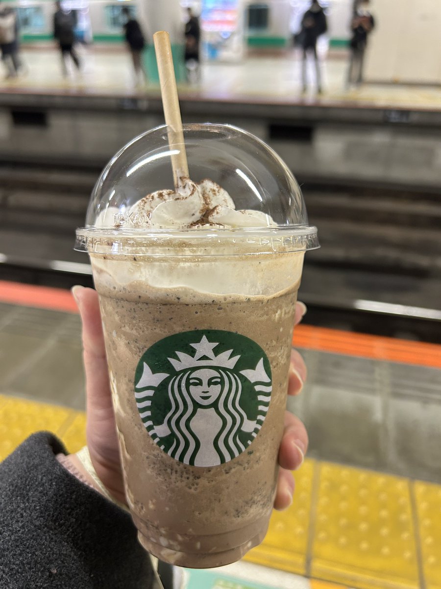 衝動買いしたタンブラーのチケットの期限間近なのでスタバへ✨

ダークモカチップのフラペチーノ
ショット追加
ブレべに変更
ミルクプリン追加

すっっっっごく美味しい。
甘いけど甘すぎずほろ苦で。

コーヒー&amp;チョコ好きにおすすめしたい🤤