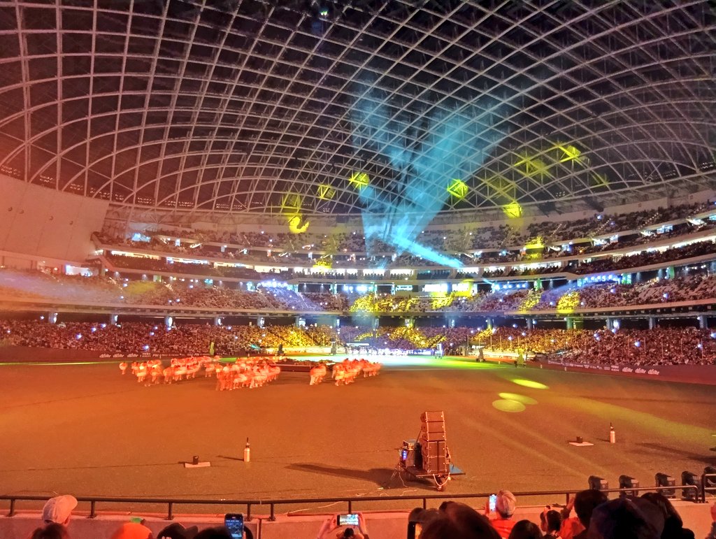 It's CPBL Opening Day, Lions vs. Brothers at Taipei Dome in Taiwan 🇹🇼. The pregame show has started. (Looks cool, but not a fan of lengthy shows before the first pitch. 😐)