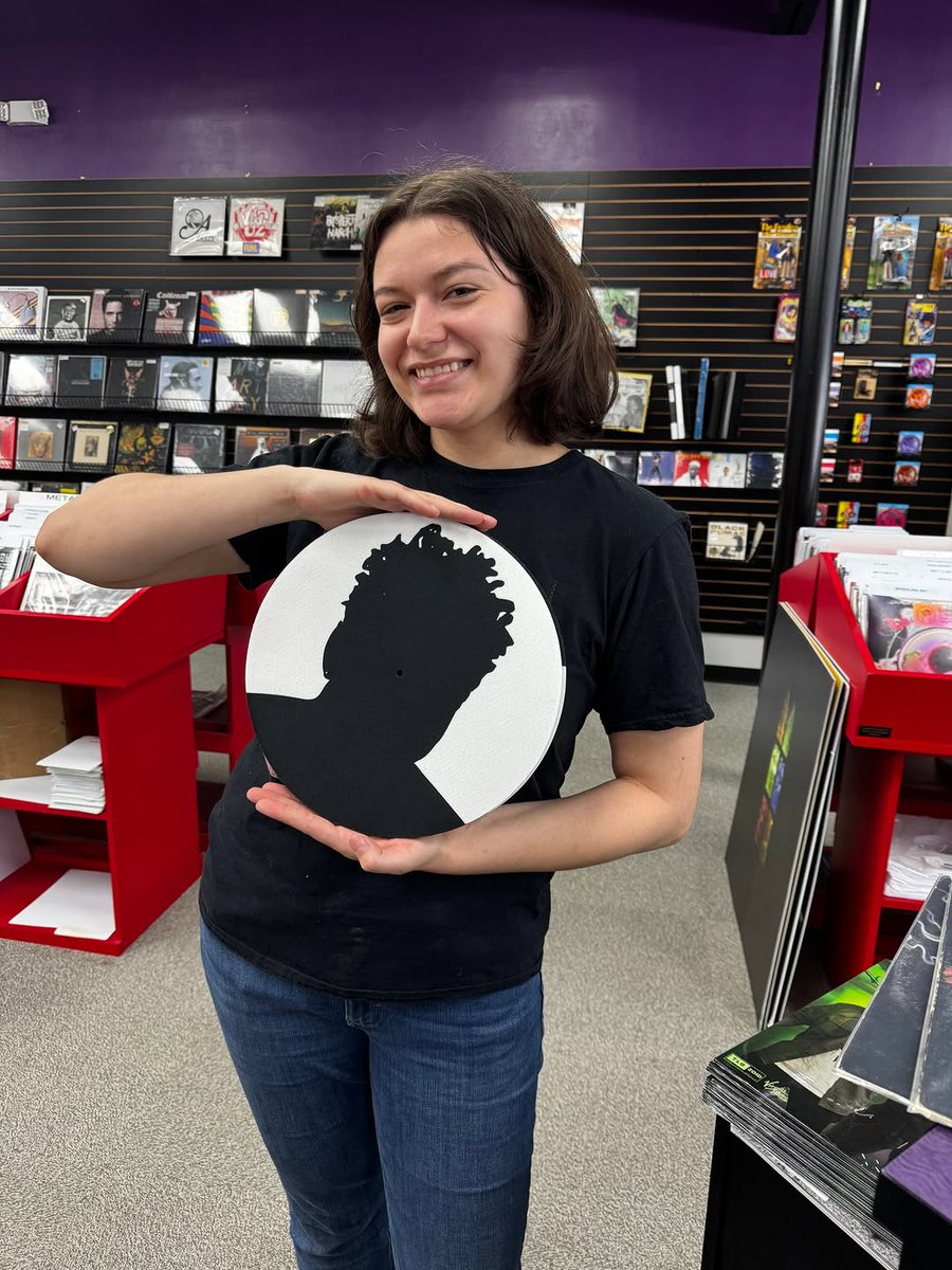 If you haven’t pre-ordered the vinyl reissue of Tracy Chapman’s debut album yet, coming out next week on April 4th, check with your local record store… 🎶 They might have a special surprise for you: an exclusive limited-edition slipmat! 🤩

🔎 Unfortunately, we don’t have a list