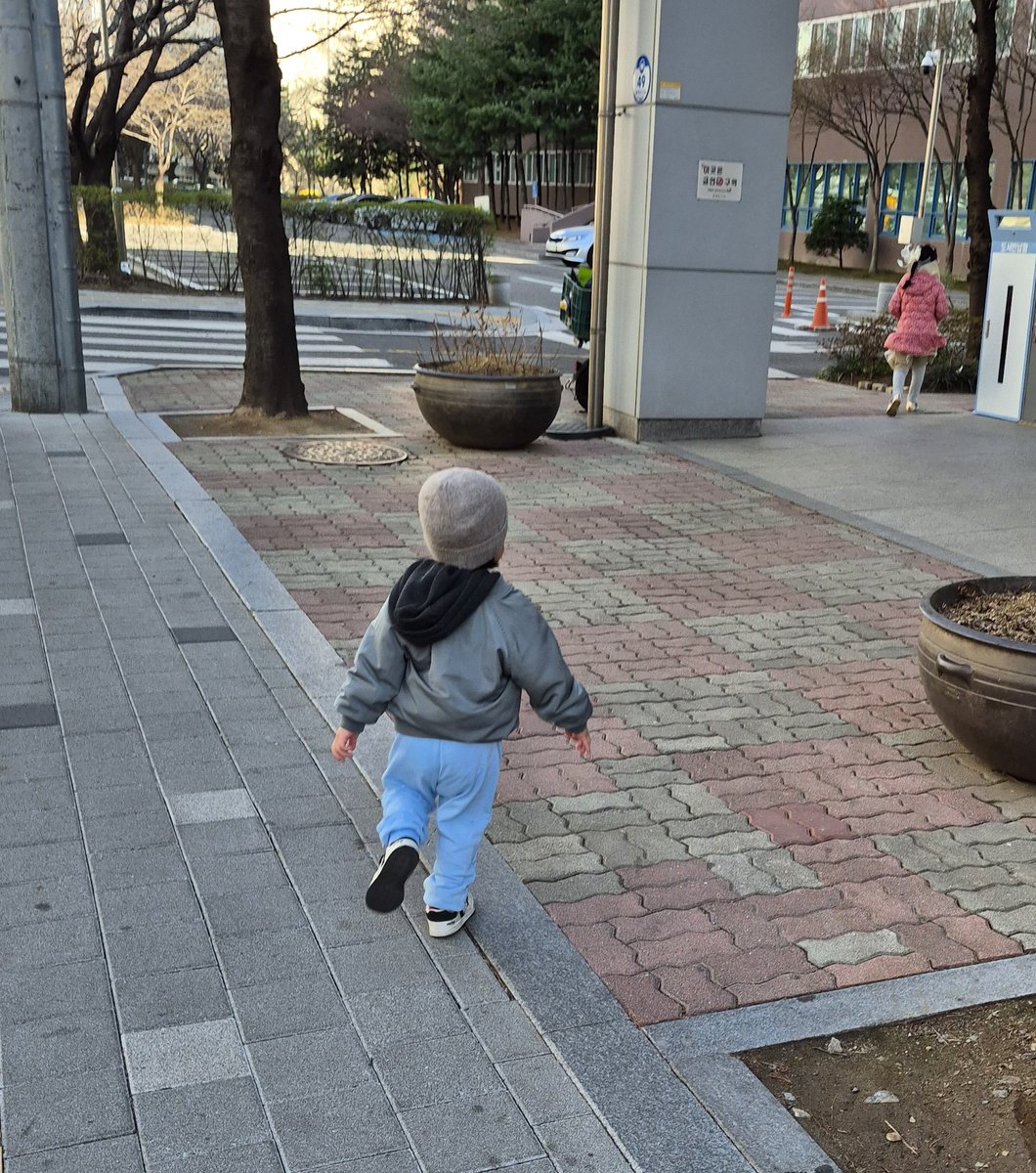 2006년에 개봉한 옴니버스 영화(단편 18편), Paris, je t’aime사랑해 파리. 세네개정도 기발한 단편도 있고 파리 여행을 한 적이 있다면 볼만한 영화다....