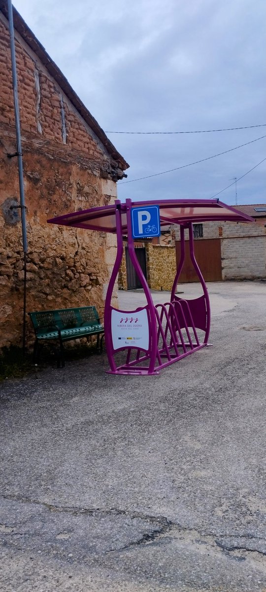 Marta Llorente (@martallorente82) on Twitter photo Normas urbanísticas que te obligan a mantener la estética de los pueblos hasta para hacer una nave agrícola y llega la <a href="/RutaVinoRibera/">RutaVino RiberaDuero 🍇</a> y te planta este esperpento.
#vamosnomejodas #vidacochina #AgropopularVino Normas urbanísticas que te obligan a mantener la estética de los pueblos hasta para hacer una nave agrícola y llega la <a href="/RutaVinoRibera/">RutaVino RiberaDuero 🍇</a> y te planta este esperpento.
#vamosnomejodas #vidacochina #AgropopularVino