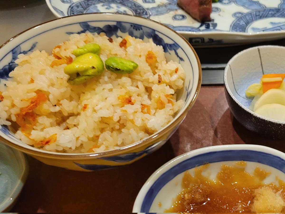 人形町今半本店。
家族のお祝いで、すき焼きとステーキのコース。ステーキは勿論、鉄板でのすき焼きに感動。たらの芽やこごみもすき焼きになるだねぇ～。そして、最後の桜えびのガーリックライスは、大盛必須！お茶碗2杯はいける(笑)
老舗の貫禄に家族も大喜びでした。。