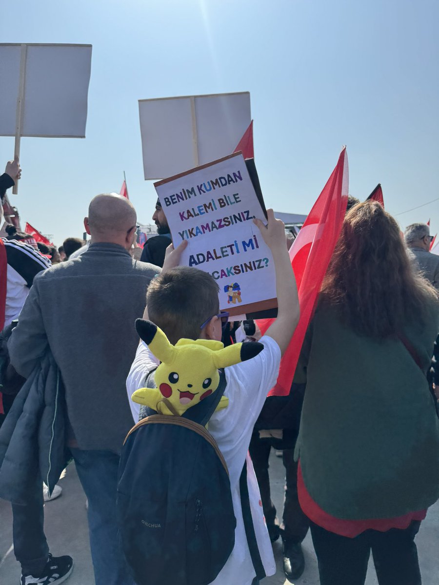 Sırtında Pikachu çantasıyla Maltepe’ye gelen bir çocuk: “Benim kumdan kalemi bile yıkamazsınız.”