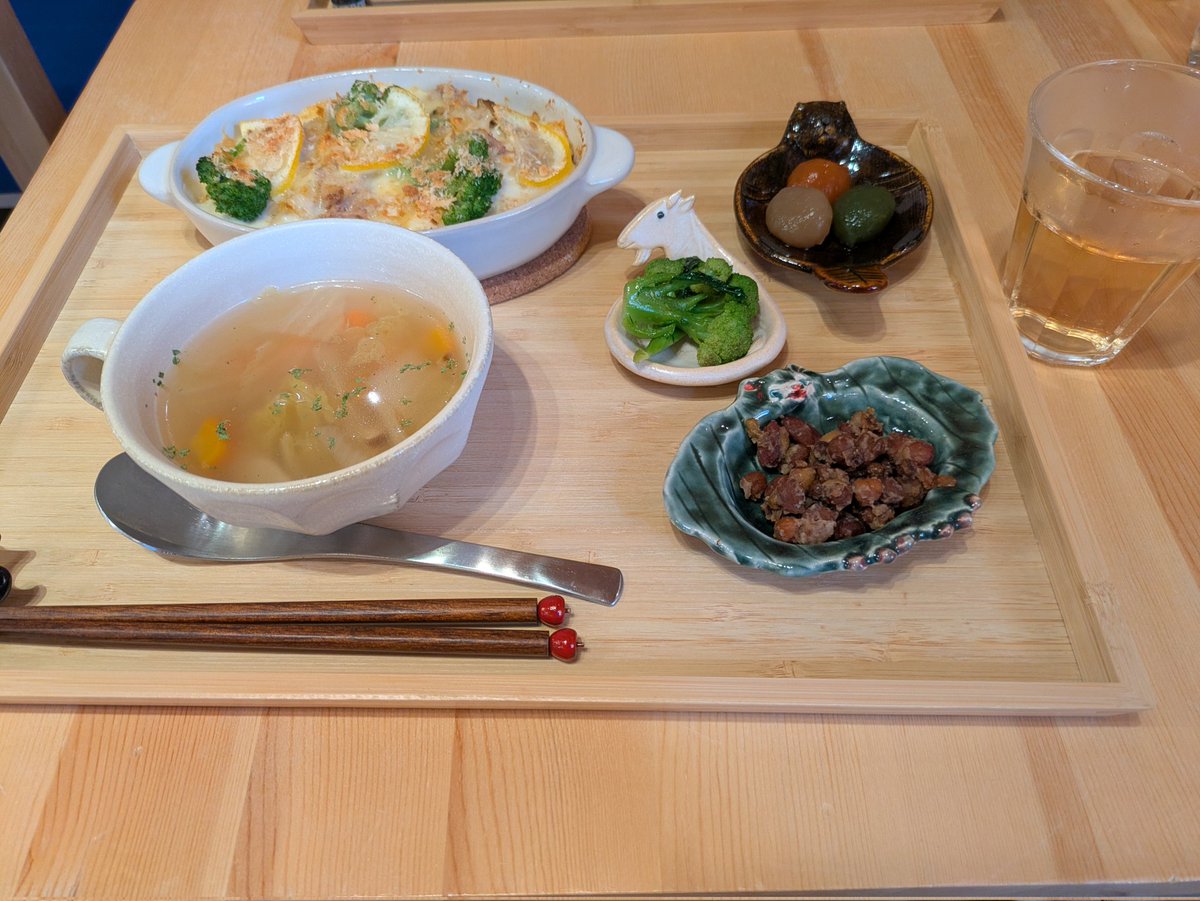 chochora_1's tweet photo. 本日のランチ😋🍴💕
スリランカカレー🍛
ツナとレモンのドリア🍋
ご馳走様でした🙏🏻✨
#VILLAGE食堂
#JAMCOVER https://t.co/ZVULLAsBi7