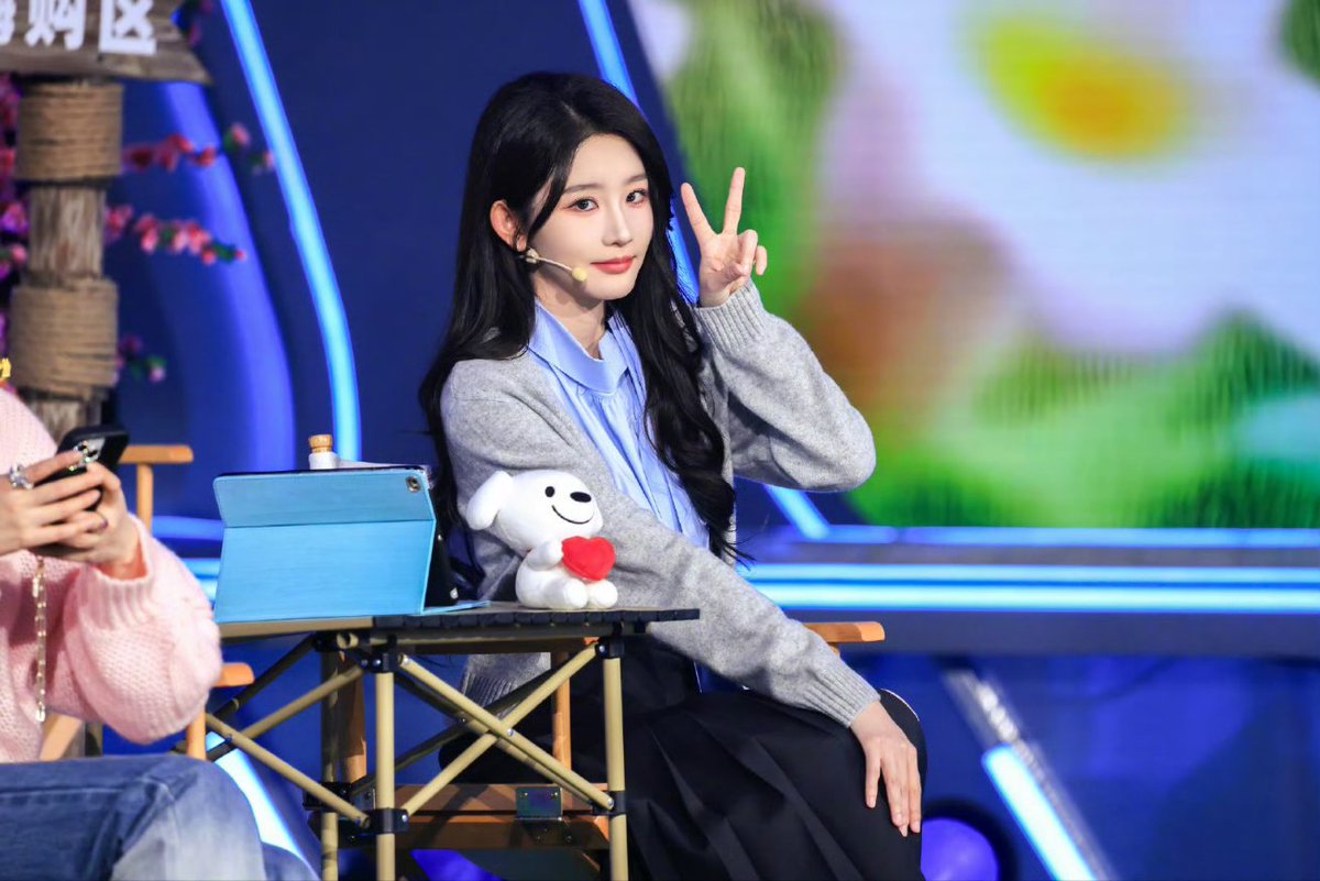 liuwy66's tweet photo. 即刻锁定CCTV-2、央视频、央视网
和“好物嗨购团”成员@SNH48-周诗雨 一起
#周诗雨 #ZhouShiyu https://t.co/h0cHrgHna5