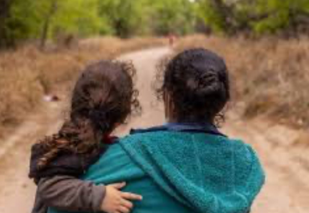 Una mujer migrante en México quiso comprar un boleto de autobús para seguir su camino. En la taquilla, le exigieron un documento que acreditara su estatus migratorio. No lo tenía. No la dejaron viajar. No hubo resolución escrita, ni notificación oficial: solo una “orden de