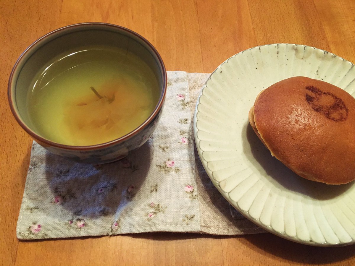 少し肌寒いですが〜桜の季節到来ですね🌸
今日のティータイムに
緑茶に桜の塩漬けを浮かべ、
栗のどら焼きと頂きました🌸
桜の花びらが開く瞬間に感動✨✨
ほんのり桜の香りにホッコリまったりです🥰
#桜の塩漬け
#木漏れ日のお茶会
#ほっこりティータイム
