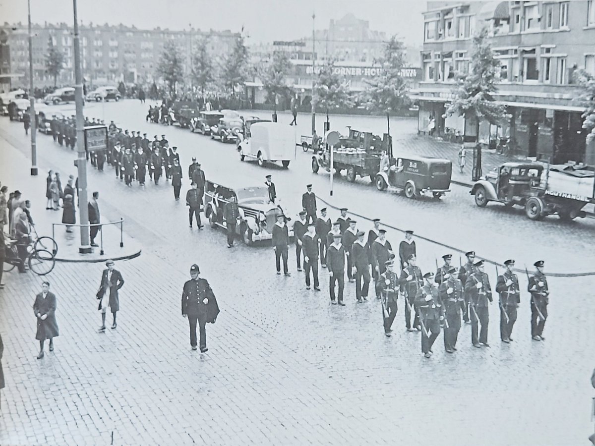 Mathenesserplein, 12 september 1939 begrafenissen van machinist B.A. de Bruijn van de mijnenveger Willem van Ewijk, die op een mijn gelopen was.