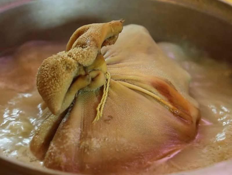 Гүзээ нь холбогч эдийн агууламж өндөртэй (коллаген, редуклин). Хүний арьс холбоос эдээс бүрддэг. Тиймээс арьсан дахь холбоос эдийн уураг буюу коллагены хэмжээ буурснаар арьс үрчлээтэж, хөгшрөлт хурдан явагддаг.

Тэгвэл долоо хоногт нэг удаа гүзээ, толгой шийр, хуйх идээд байхад