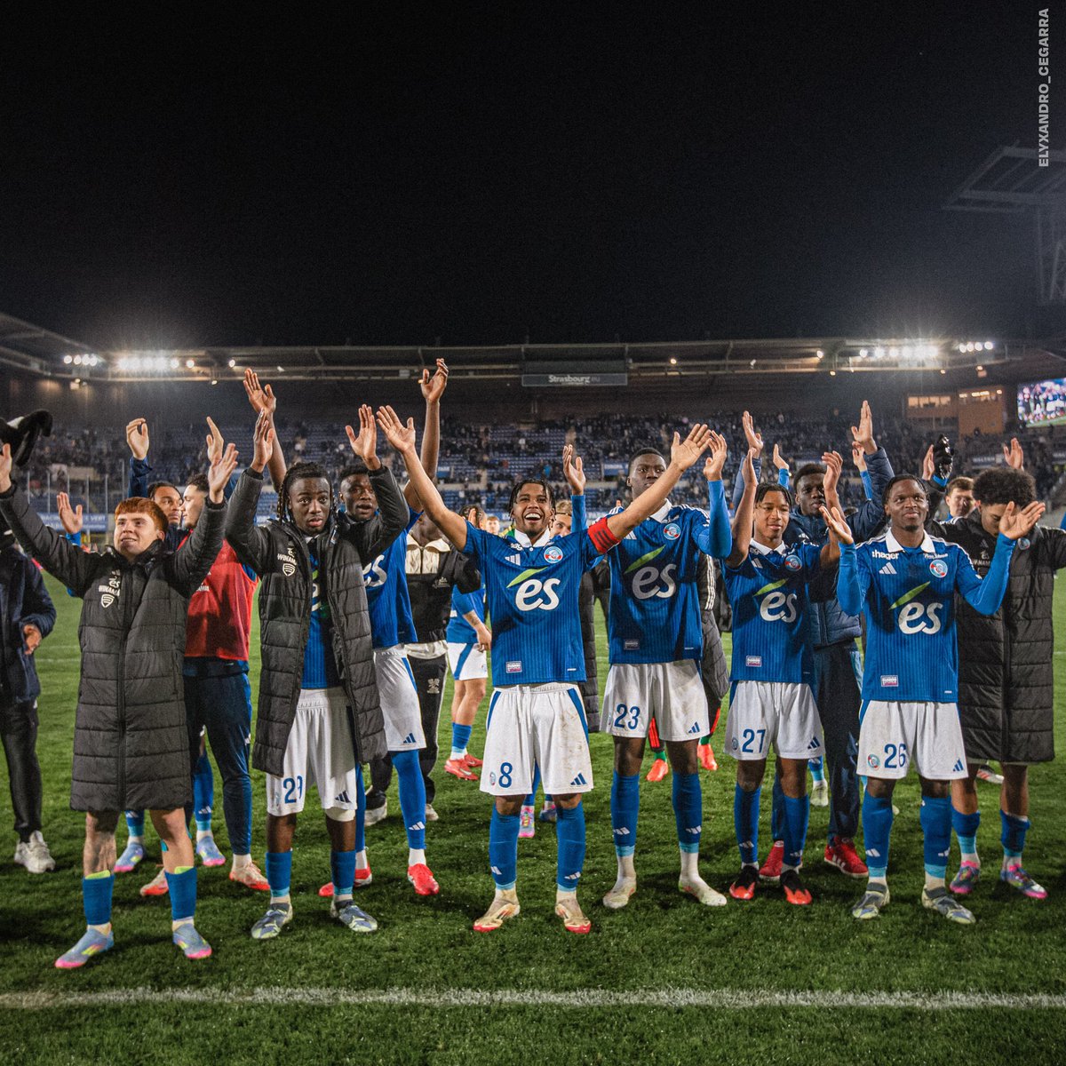 Ligue 1’de Strasbourg fırtınası tam gaz devam ediyor.

Oluşturulan gencecik kadro ve göze hoş gelen oyun ile Şampiyonlar Ligi potasına yaklaşmış durumdalar.

Tüm kulüplere örnek olabilecek bir  yönetim şekli.

Yetenekli ve geleceği parlak futbolcuları muazzam yakalamışlar..