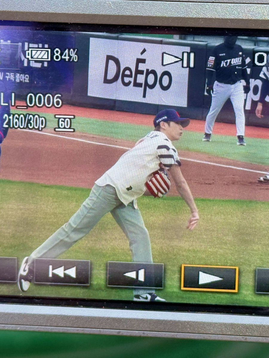 하 너무 잘생겨서 이마 팍팍쳐