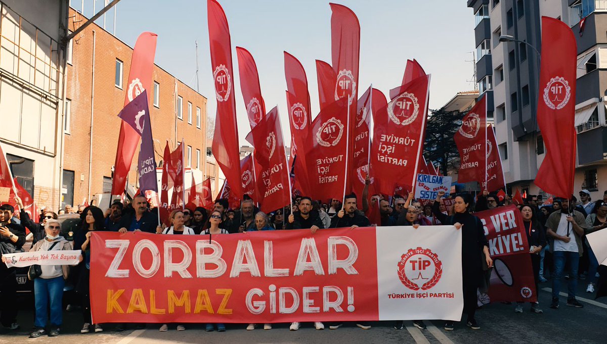 tipgenelmerkez's tweet photo. Zorbalar kalmaz gider!

Maltepe mitingi için kortejimiz yürüyüşe hazırlanıyor. https://t.co/f2bVcerqDv