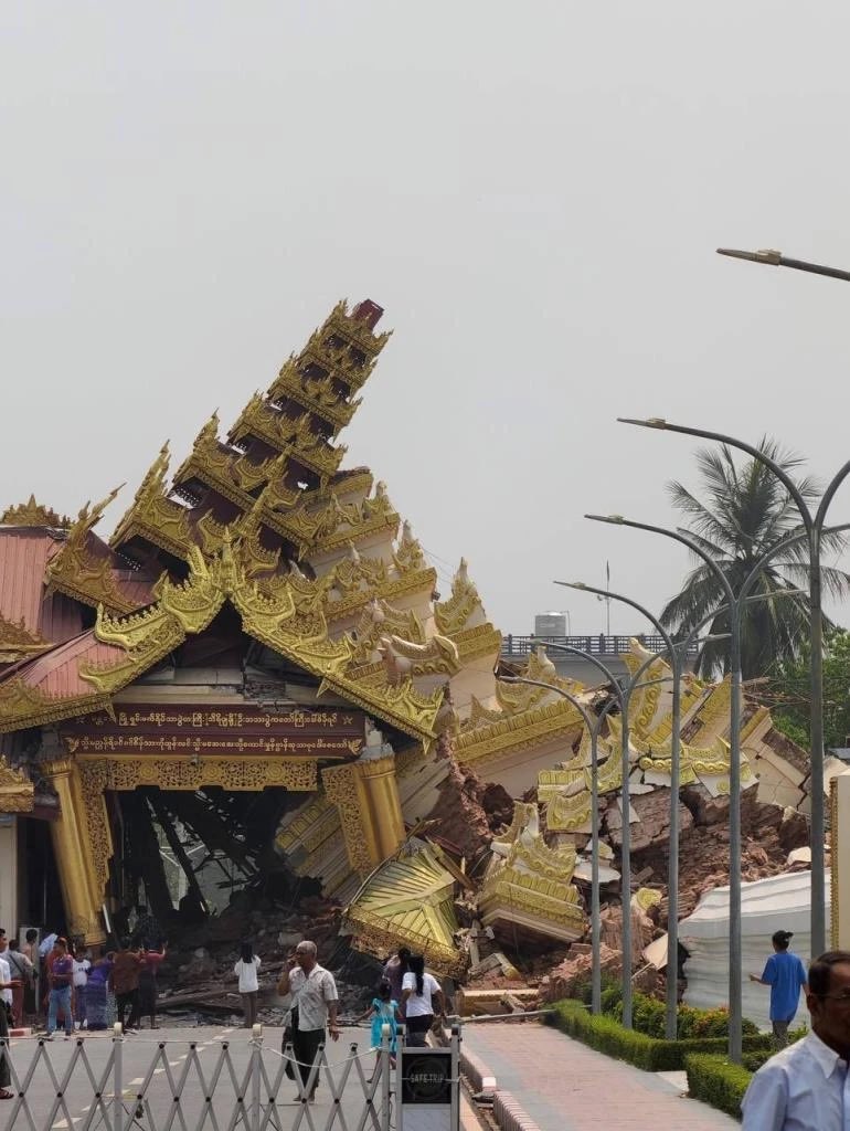 พม่าหนักจริงครับ ขอเป็นกำลังกำลังใจให้ทุกฝ่ายครับ  ล่าสุด ยอดผู้เสียชีวิตรวมทุกเขตในพม่า เพิ่มเป็น 838 คน อาคาร บ้านเรือน และท้องถนนได้รับความเสียหายอย่างหนัก รวมถึงสิ่งปลูกสร้างตั้งแต่สมัยโบราณที่ประเมินค่าไม่ได้  
#พม่า #แผ่นดินไหว