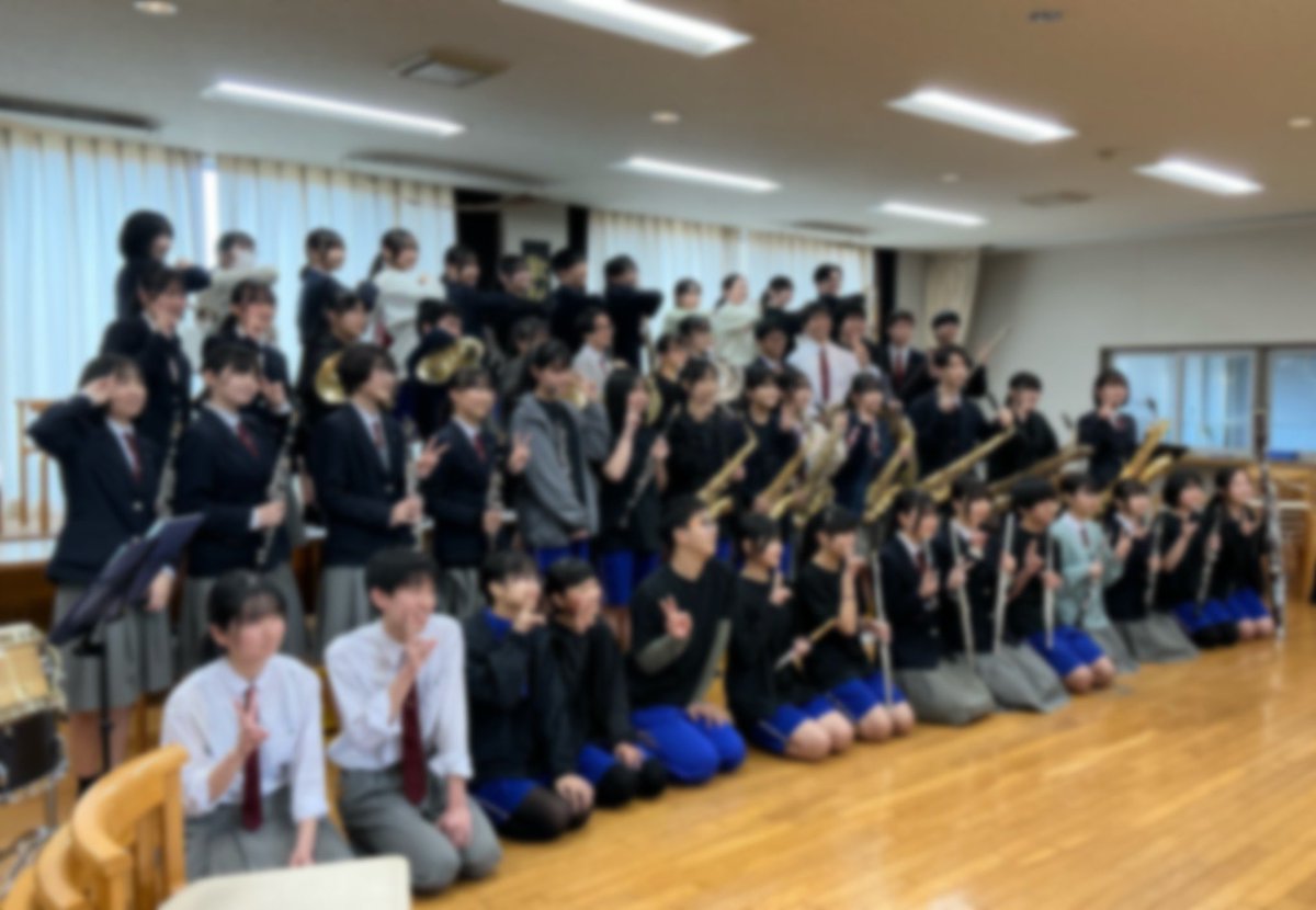information_jun's tweet photo. 呉羽中学校の皆さんとの合同練習会🎼
前回５月に引き続き、基本練習をご一緒しました🎺
また、自由曲を初めて聴いていただいただきました💦
緊張したり表現の幅が狭まったり、たくさん反省点を見つけられて良かった😅

皆さん、貴重な時間をありがとうございました😊 https://t.co/B6HrPfP6cn