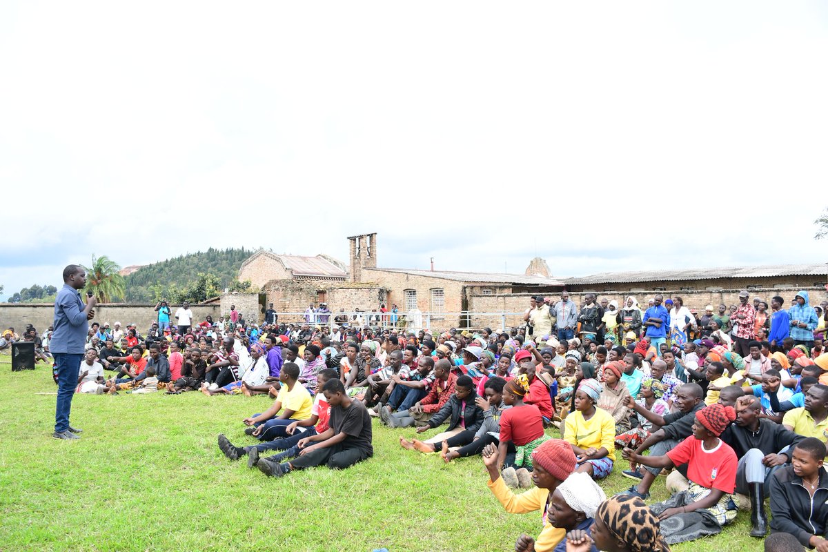 Abasabye kandi gukora cyane no gukurikiza inama bagirwa n'ubuyobozi. 2/2