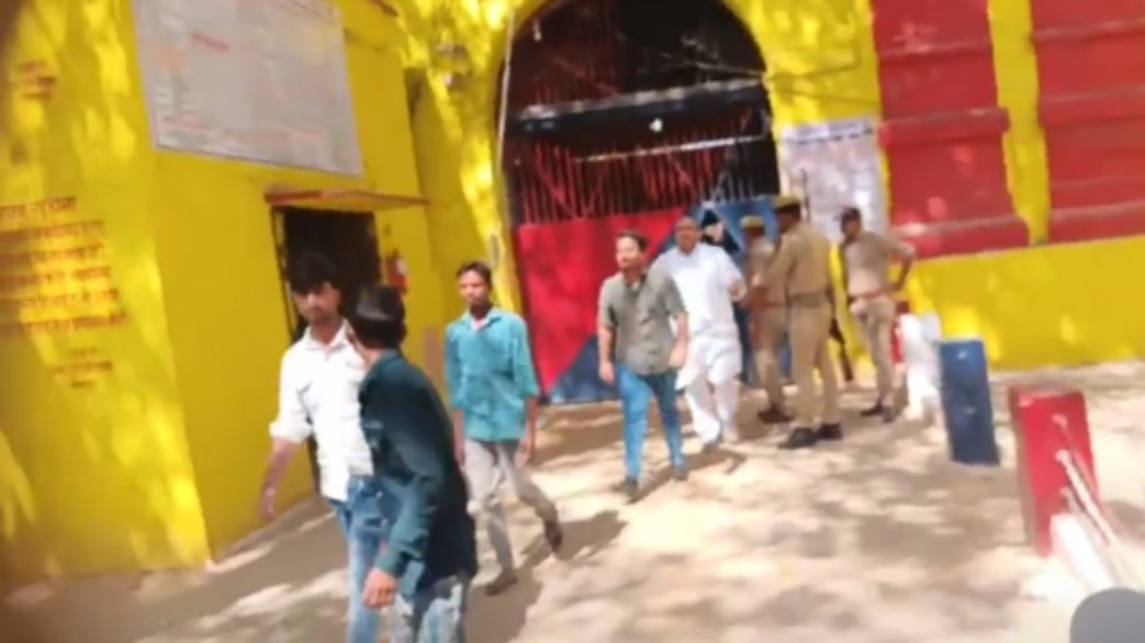 rprastavana's tweet image. सीतापुर जेल में बंद समाजवादी पार्टी के नेता आजम खान से मिलने के लिए उनके बेटे अब्दुल्ला आजम पहुंचे। जेल मैनुअल के मुताबिक, अब्दुल्ला ने अपने पिता से मुलाकात की, जो एक घंटे से ज्यादा समय तक चली। यह मुलाकात ईद के मौके पर हुई थी।
#Sitapur #AbdullaAzam #EidMeeting