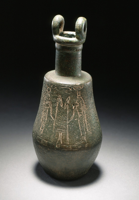 🏺 Sítula de bronce ritual representando a Isis y Neftis (Tebas, Periodo Tardío, 712-332 a.C.; altura: 14,61 cm).

🔎 Las diosas Isis y Neftis eran asociadas con el luto y la protección en contextos funerarios. 

ℹ️ Museo de Arte del Condado de Los Ángeles.