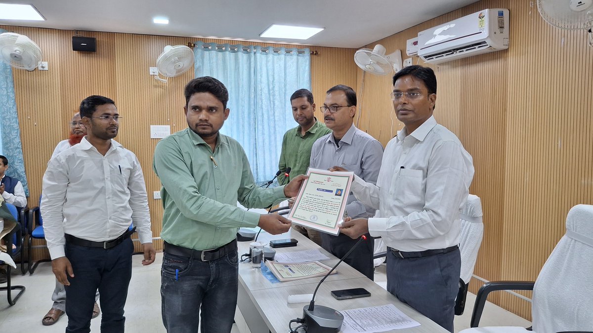 dm_supaul's tweet image. आज दिनांक 29.03.2025 को सुपौल जिले में कुल 26(छब्बीस) सहायक उर्दू अनुवादकों का नियुक्ति पत्र का वितरण श्री कौशल कुमार (भा०प्र०से०) जिलाधिकारी ,सुपौल के कर- कमलों द्वारा लहटन चौधरी सभागार, समाहरणालय सुपौल में किया गया I 
#Supaul
#districtadministrationsupaul
#biharsupaul